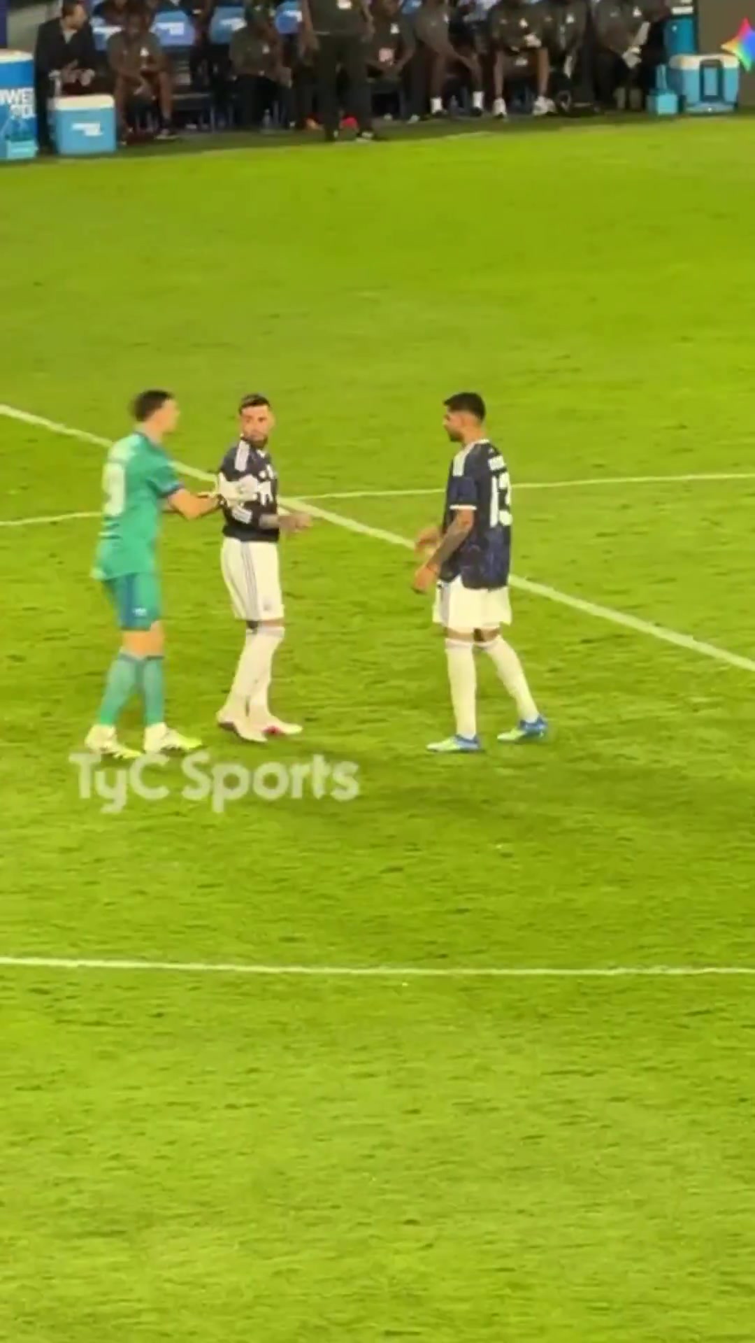 AG体育登录入口-氛围真好！梅西招手让点奥塔门迪不想罚，大马丁和罗梅罗推他上前